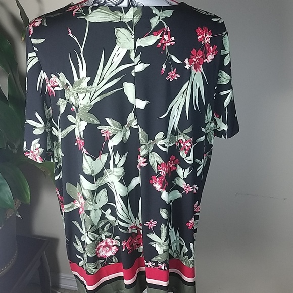 Liz Claiborne, black and red floral top. Great with slacks or skirt, Size 1X - Picture 2 of 6